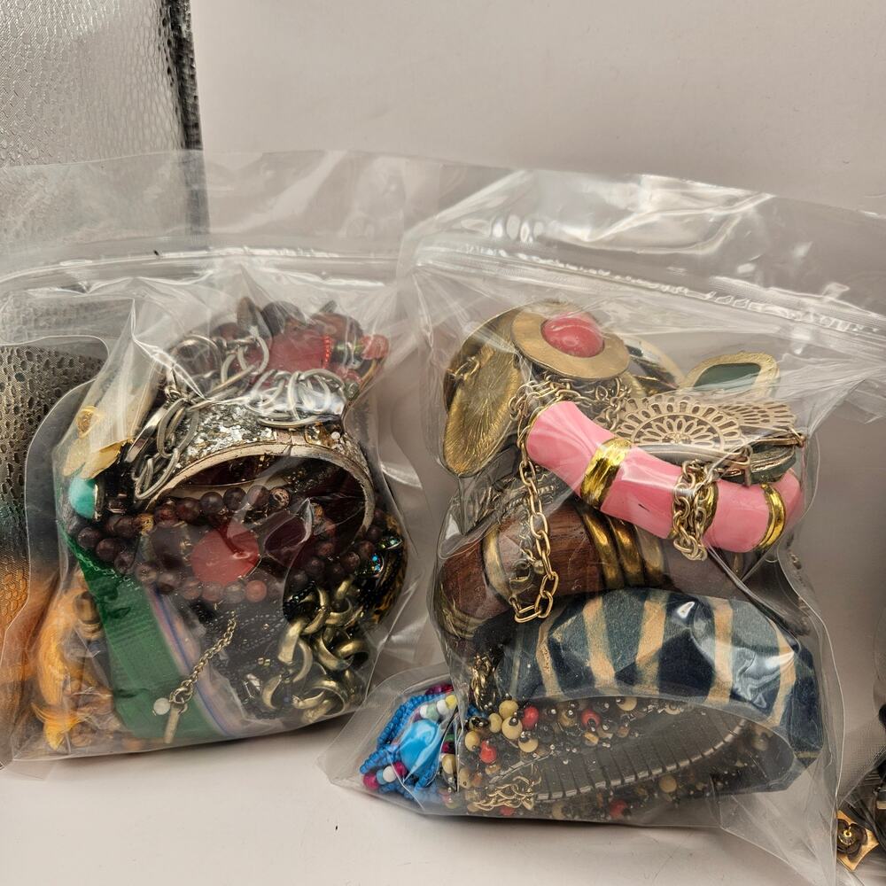 5 LB VINTAGE COSTUME JEWELRY LOT BOHO ETHNIC MIXED RESALE WEARABLE - Picture 4 of 6